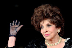 In this file photo taken on November 16, 2012, Italian actress Gina Lollobrigida waves upon her arrival for the premiere of the documentary film 'Enzo Mirigliani' during the 7th Rome film festival.