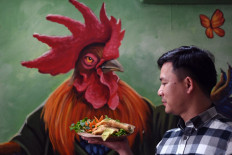 Giant legs of Vietnam's 'dragon chicken' a Lunar New Year delicacy