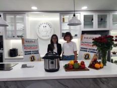 Brand manager Ratih Nadia (left) and chief managing officer of SESA Renny Hasibuan (right) show off the new product.