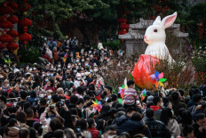 Chinese pray for health in Lunar New Year as COVID death toll rises