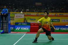 Thailand’s Kunlavut Vitidsarn hits a return against Denmark’s Viktor Axelsen during their men's singles final match of the Yonex Sunrise India Open 2023 in New Delhi on January 22, 2023. 
