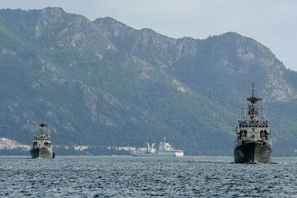 Marine mission: Indonesian warships KRI Sutedi Senoputra-378 (left) and KRI Teuku Umar-385 leave Ranai naval base on Natuna Island, Riau Islands, on Jan. 9, 2020, to take part in an exercise near the country’s exclusive economic zone (EEZ) in the North Natuna Sea.