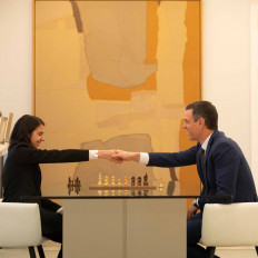 Spain's Prime Minister Pedro Sanchez meets with Iranian chess player Sara Khadem in Madrid, Spain, January 25, 2023. Moncloa Palace