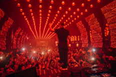 International DJ Skrillex stuns the crowd with his set as he played in Dragonfly, Jakarta on Wednesday (25/01/2023). 