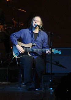 Singer/musician Tom Verlaine performs at The 2008 Tibet House Benefit Concert at Carnegie Hall on Feb. 13, 2008. in New York, the United States. (Photo by Stephen Lovekin/Getty Images)
