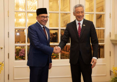 Malaysian Prime Minister Anwar Ibrahim shakes hands with his Singapore counterpart Lee Hsien Loong before a delegation meeting at the Istana, or Presidential Palace in Singapore, 30 January 2023. The Malaysian Prime Minster is in the city state for an official state visit. 