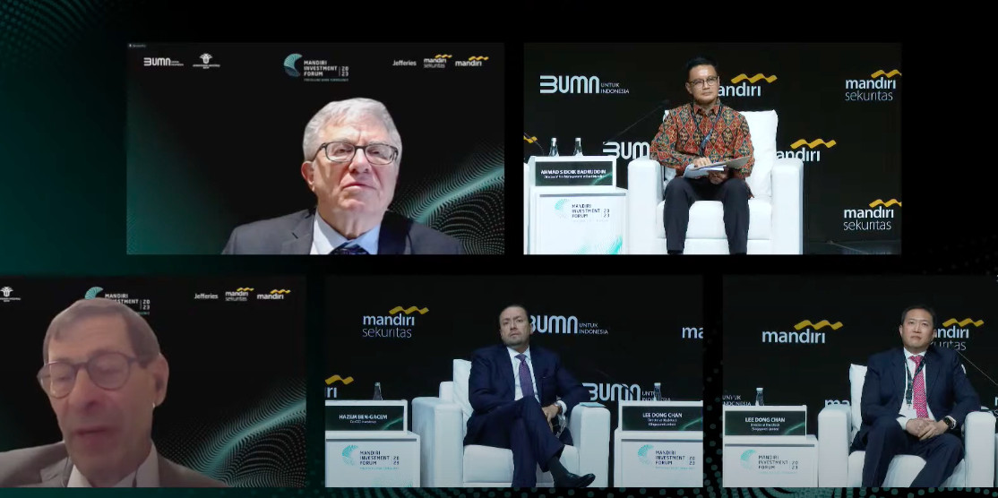 American economists Jeffrey A. Frankel (top left, professor at Harvard University's Kennedy School of Government) and Maurice Obstfeld (bottom left, professor of economics at the University of California, Berkeley) are connected online with Investcorp Co-CEO Hazem Ben-Gacem (bottom center) and BlackRock Ltd director Lee Dong Chan (bottom right) in a panel discussion moderated by Bank Mandiri risk management director Ahmad Siddik Badruddin at the Mandiri Investment Forum in Jakarta on Feb. 1, 2023.
