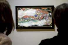 Visitors look at the painting 'Water Serpents II' (Wasserschlangen II, 1907, on loan from HomeArt, a collection founded in Hong Kong by Rosaline Wong) by Austrian painter Gustav Klimt (1862-1918), in Vienna, Austria February 2, 2023, at The Belvedere Museum, the institution that already houses an important collection of Gustav Klimt's works. A canvas with a turbulent history by the most famous of Austrian painters, Gustav Klimt, will be shown to the public from February 3 for the first time in nearly sixty years in his country of origin. 
