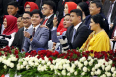 The family of President Joko Widodo (right-left), Kahiyang Ayu, Bobby Nasution, Gibran Rakabuming Raka, Kaesang Pangarep attended the Inauguration of the President and Vice President of Indonesia for the 2019-2024 period at the Nusantara Building, the Parliament complex, Senayan, Jakarta, Sunday (10/20) / 2019). 