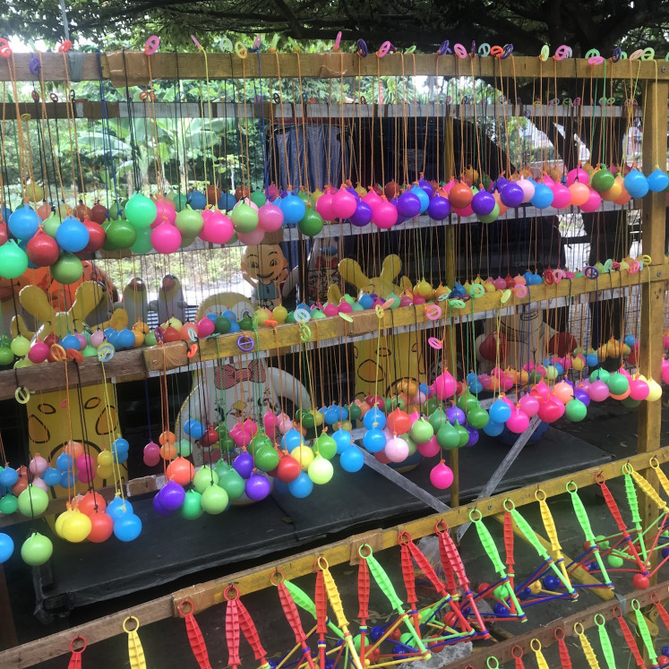 Ubiquitous: A row of lato-lato at a roadside stall in Pangkalan Jati, South Jakarta (JP/Tunggul Wirajuda)