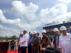 President Joko “Jokowi“ Widodo (left) briefed reporters after inaugurating three sections of Balikpapan-Samarinda toll road in East Kalimantan on Tuesday, December 17, 2019. The three sections of the toll road, which span 58.7 kilometers, are the first toll road in operation in Kalimantan. The government hoped to finish the remaining two sections of the toll road to fully connect Samarinda and Balikpapan by April next year, Jokowi said. 