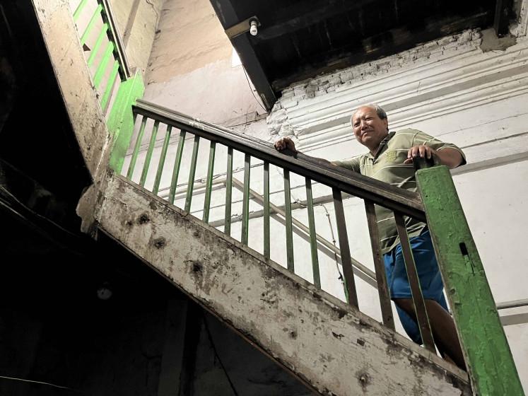 Self-reliant community: Sutikno, the third-generation manager of Gedung Setan, says the building’s residents rely on each other or donations to renovate broken parts of the 213-year-old Dutch structure. (JP/Yohana Belinda)