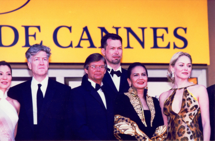 The stars are closer: Christine Hakim poses for a photo with Michelle Yeoh (left), David Lynch (second left), director Bille August (third left) and Sharon Stone (right) during the 2002 Cannes Film Festival. (Courtesy of Christine Hakim)