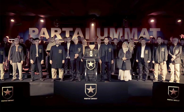 Politician Amien Rais (center) declares the founding of the Ummah Party along with the party&rsquo;s leadership board on April 29, 2021, in Yogyakarta.