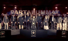 Politician Amien Rais (center) declares the founding of the Ummah Party along with the party&rsquo;s leadership board on April 29, 2021, in Yogyakarta.