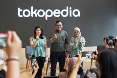 The speakers at the media workshop titled Welcoming Valentine's Day: Celebrate Love that is #SelaluAdaSelaluBisa (Always Available, Always Possible) with Tokopedia (left to right) Lunette Flower and Gift owner Chrisfella Cokro Handoyo, Tokopedia external communications head Ekhel Chandra Wijaya and clinical psychologist Irma Gustiana S.Psi., M.Psi., Psychologist., CPC. 