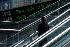 An electronic board shows the Shanghai and Shenzhen stock indexes at the Lujiazui financial district in Shanghai, China, on Oct. 25, 2022.
