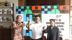 Royanto Handaya, Daryanto and Marcia Tirtawisata end the press conference with a coffee toast on Wednesday. 