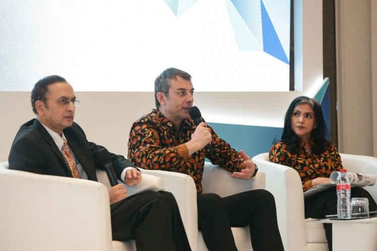 President director of Sampoerna Vassilis Gkatzelis (center), chief life sciences officer smoke-free product of Philip Morris International Badrul Chowdhury (left) and director of Sampoerna Elvira Lianita (right) sit down for a science briefing as they answer questions from members of the media in Jakarta on Monday.