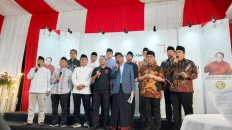 When chief security minister Mahfud leads prayers with politicians