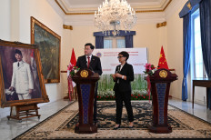 Chinese Foreign Minister Qin Gang stands with Foreign Minister Retno Marsudi during a press briefing in Jakarta, February 22, 2023. 