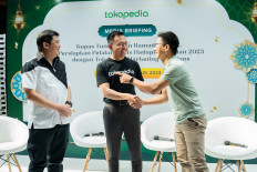 Tokopedia's event prepares businesses to face Ramadan 2023 with Tokopedia Marketing Solutions in Jakarta, on Feb. 23. Speakers: marketing director of Garudafood, Ferry Haryanto (left); vice president of Marketing Solutions Tokopedia, Edwin Chayadiand; and chief operating officer of Kintakun, Vincent Saputra (right).