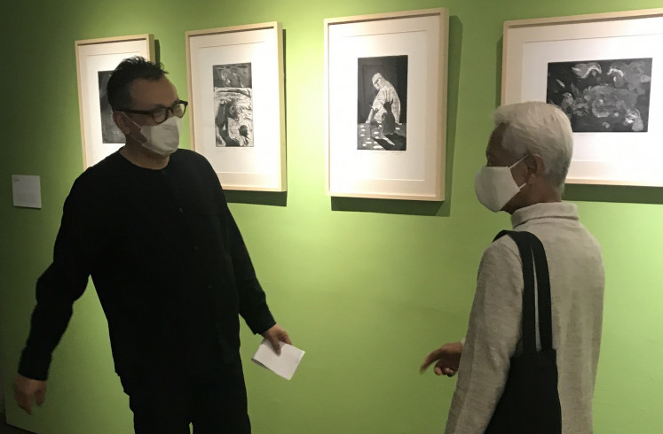 In-depth conversation: Di Ujung Bahasa graphic designer Hermawan Tanzil talks to a guest (JP/Tunggul Wirajuda)