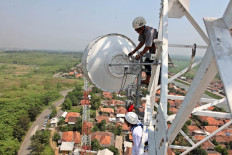 Two officers perform maintenance of telecommunications towers at PT Tower Bersama Infrastructure, Tbk (TBIG) in the Cikampek area - West Java, Friday (02/08). Specifically in the TBIG homecoming route, TBIG operates 368 sites, while in the southern homecoming route TBIG operates 457 sites. TBIG prepares a team that is ready 24 hours 7 days for possible risks. 