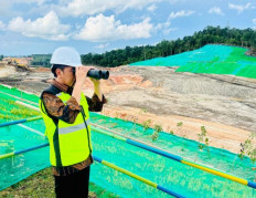 A closer look: President Joko “Jokowi” Widodo inspects the progress of a toll road that will lead to the new capital city of Nusantara in East Kalimantan on Feb. 22, 2023. 