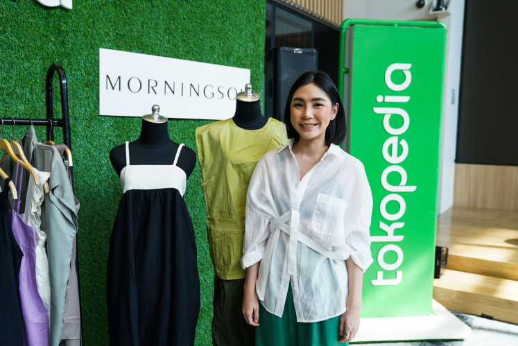 Stephanie Nursalim, owner of MORNINGSOL, empowers a number of women artisans in Sukoharjo, Central Java. MORNINGSOL utilizes the Tokopedia online platform to sell various types of women's fashion products, such as blouses, shirts, pants and dresses.