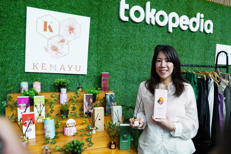 Vica Mardika Wong, owner of Kemayu and Co, produces various types of typical Indonesian air fresheners by empowering employees who are almost all women. She revealed that after getting an NIB and becoming an Official Store on Tokopedia, Kemayu and Co experienced an approximately sixfold increase in orders.