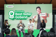 (Left to right) Tourism and Creative Economy Ministry Deputy of Digital Economy and Creative Products Muhammad Neil El, musician and GoSend Brand Ambassador Ariel Noah, and Gojek Head of Marketing Logistics Theresia Nadya in a 'Best Seller GoSend’ community event at Bale Nusa, Jakarta. The 'Best Seller GoSend’ community serves as a platform for online sellers to creatively expand their businesses amidst an increasingly digital industry landscape for MSMEs. By attending the event, it is hoped that online sellers can continue to network and improve alongside thousands of other success stories