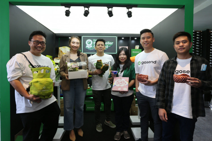 (Left-right) Shrelo owner Bimo, Venka Florist owner Venka, musician and GoSend Brand Ambassador Ariel Noah, Clover Inside owner, and Dry Aged Meats owners Sergio and Teddy – in a group photo at a 'Best Seller GoSend’ community event at Bale Nusa, Jakarta, (9/2). 'RekomenGoSend’, the 'Best Seller GoSend’ community’s flagship program, allows MSMEs and online sellers to have a direct access to GoSend Brand Ambassador Ariel Noah to have their products reviewed by him. 