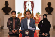 President Joko Widodo (center) accompanied by Head of the National Task Force Expert Team for the Acceleration of Handling COVID-19 Wiku Adisasmito (left) and member Dewi Nur Aisyah (right) delivered a press statement at the Merdeka Palace, Jakarta on June 24, 2020. 