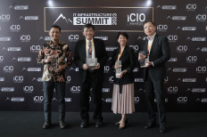 PT Bio Farma vice president director Soleh Ayubi (left to right), PT Federal International Finance (FIFGROUP) president director Margono Tanuwijaya, PT XL Axiata Tbk director and chief strategic transformation and enterprise business officer Yessie D. Yosetya, and PT Sumber Alfaria Trijaya Tbk international business and technology director Bambang Setyawan Djojo pose with their trophies during the iCIO Awards awarding ceremony. 