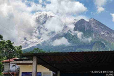 Merapi volcano erupts, spews hot cloud