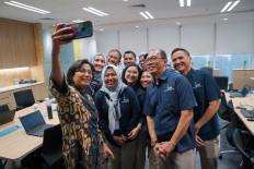Sri Mulyani takes a selfie with PT Sarana Multi Infrastruktur (SMI) employees who go by the moniker “SMIers” during her visit to the company. Sri Mulyani had an in-person dialogue with SMIers, many of whom are young people, to have a better grasp on how their enthusiastic work could help contribute to a more sustainable Indonesia. 