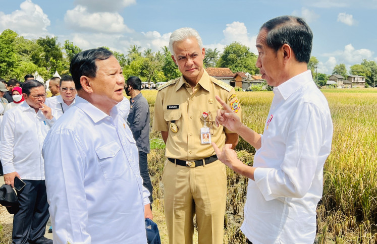 President Joko “Jokowi“ Widodo (right), accompanied by Defense Minister Prabowo Subianto (left) and Central Java Governor Ganjar Pranowo, inspects a mass paddy harvest in Lajer village, Kebumen regency, Central Java, on March 9.