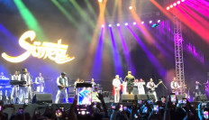 Rhoma Irama of the band Soneta is seen in this video being told to cut his performance by a Deep Purple roadie on March 10, 2023.