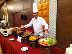 Executive chef Nurdin Suryady shows off some of his dishes at the press conference on March 10.