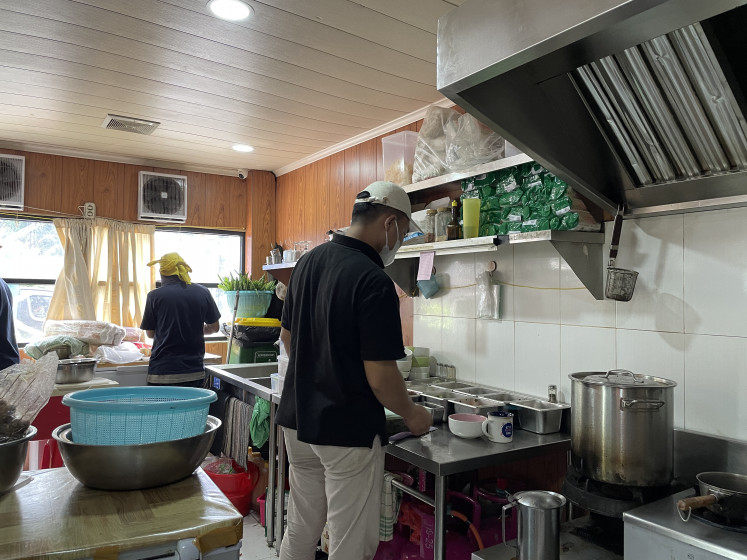 In their small kitchen, Hien oversees the process to create authentic Vietnamese dish (JP/Aloysius Efraim )