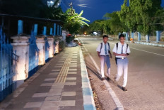 Dawn school trial for drowsy teens sparks outcry in Nusa Tenggara