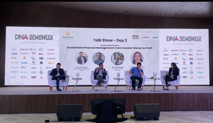 Sinar Mas Land’s senior vice president of Ecosystem Relations & Promotion of Digital Tech Ecosystem & Development, Yanto Suryawan, welcomes visitors with his opening speech.