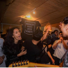 Party anthem: A fan holds up a shirt that reads 'Indonesia Wants Arctic Monkeys' during the band's local fanbase rave in Bandung in May, 2022. (Instagram/Courtesy of Arctic Monkeys Indonesia)