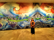 Folklore: Tiara Alifa presenting the wallpaper Southbound, which features Nyi Roro Kidul's green scarf being carried away by the ocean's waves. (JP/Sylviana Hamdani)