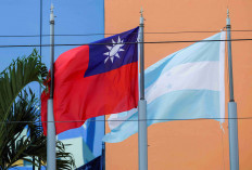 The flags of Taiwan and Honduras flutter in the wind outside the Taiwan Embassy in Tegucigalpa, Honduras March 15, 2023. REUTERS/Fredy Rodriguez