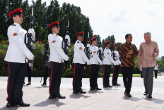 Singapore's Prime Minister Lee Hsien Loong welcomes President Joko “Jokowi“ Widodo at the Istana in Singapore on March 16. 