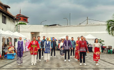 A group of Abang None Jakarta Utara sing and dance while presenting Batik Marunda.