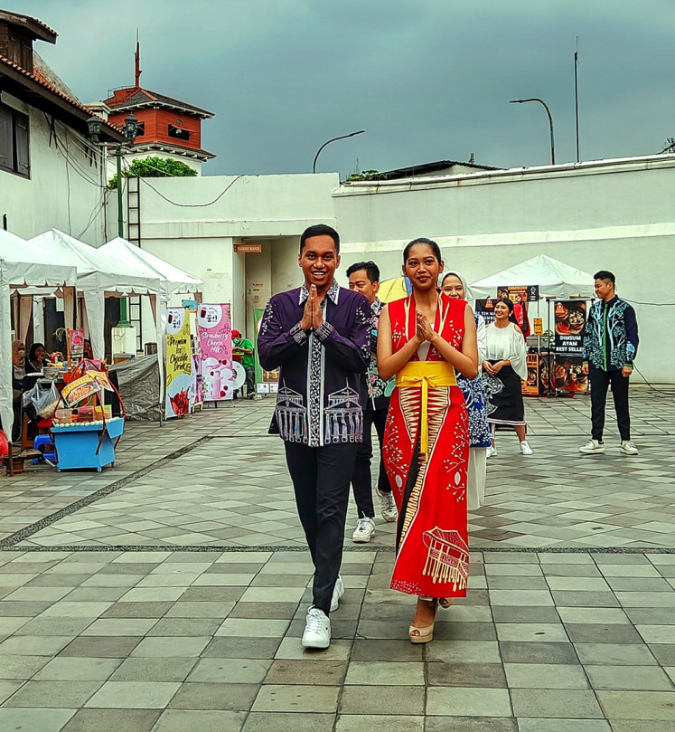 A pair of Abang None Jakarta Utara presenting Batik Marunda in the fashion show.