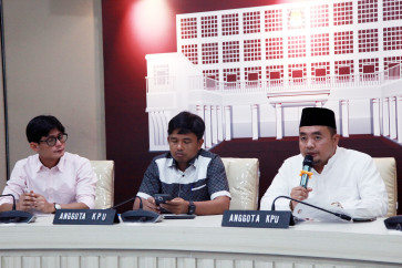 Members of the General Elections Commission (from left) Agus Mellaz, Idham Holik and Mochammad Afifuddin hold a press conference on March 24, 2023 in Jakarta to address the commission’s appeal against the Central Jakarta District Court’s decision, which favored the Prima Party’s request to postpone the 2024 general election.